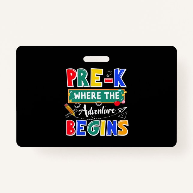 Crachá Pré-K Onde A Aventura Começa A Engraçada Escola (Frente)