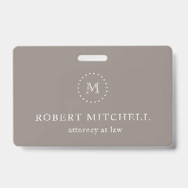 Crachá profissional elegante monograma castanho