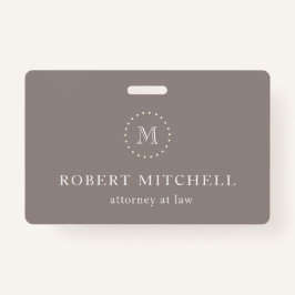 Crachá profissional elegante monograma castanho