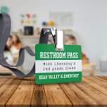 Crachá Sala de Repouso da Escola Verde Prática<br><div class="desc">Um estudante verde passa com texto personalizável. O banheiro passa em verde e branco personalizado com o nome da classe ou do professor e o nome da escola.</div>