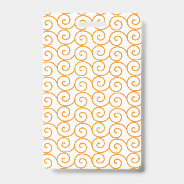 Crachá Um tapete marrom e laranja com padrão repetitivo m