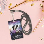 Crachá VIP Personalizado - Bat Mitzvah<br><div class="desc">Crie uma atmosfera de brilho de Hollywood na sua festa do morcego mitzvah com estas passagens VIP personalizadas. O crachá personalizável apresenta um fundo de concertos e luzes em preto e roxo com sobreposições de texto branco. Personalize com o nome do convidado de honra por baixo e a data do...</div>