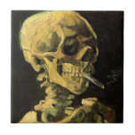 Crânio com cigarro queimado por Vincent van Gogh<br><div class="desc">Crânio com Cigarro queimado por Vincent van Gogh é um apos impressionismo de arte de vintage que ainda pinta a vida. Um retrato do esqueleto humano fumando. Imagem do excelente a utilizar em produtos anti-tabagismo. Fumar matares 1.000 a cada ano, ajudar alguém a parar de fumar hoje. Imagem de excelente...</div>