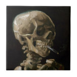 Crânio com cigarro queimado Vincent van Gogh Art<br><div class="desc">Vincent van Gogh (neerlandês, 1853-1890) Skull of a Skeleton with Burning Cigarette, 1885-86, Oil on canvas Unframed: 32 cm × 24, 5 cm (13 pol. × 9, 6 pol.) Trabalhos preparatórios de Vincent van Gogh. Essa pequena pintura faz parte da coleção permanente do Museu Van Gogh, em Amsterdã. Foi pintado...</div>