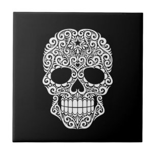 Crânio de roda branco do açúcar no preto