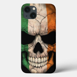 Crânio irlandês da bandeira no preto