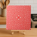 Creme Vermelho Kaleidoscópico Padrão Geométrico<br><div class="desc">Design de azulejo de cerâmica elegante e única,  com um padrão de mosaico sem soldadura em tons de vermelho e creme.</div>