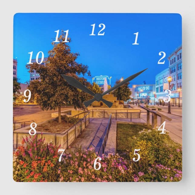 Crepúsculo No Relógio De Parede Da Praça Central D (Frente)