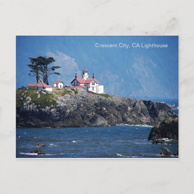 Crescent City, farol de CA em um cartão postal (Frente)