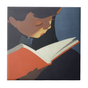 Criança Antiga Lendo um Livro da Biblioteca