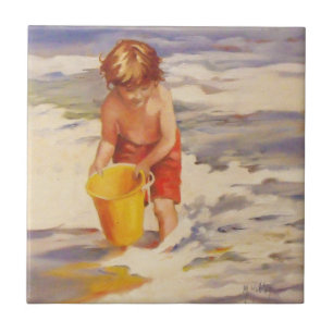 Criança do menino da praia em ondas de oceano