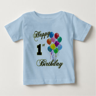 Criança e camisas felizes do primeiro aniversario