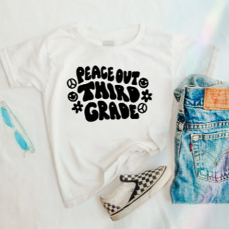 Crianças apóiam camiseta T do 3º ano