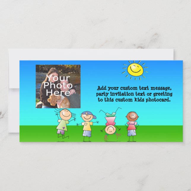 Crianças brincando lá fora num dia ensolarado (Frente)