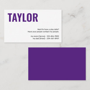 Crianças chamando de cartão para jogar com a garot