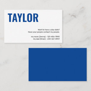 Crianças chamando de cartão para jogar com a garot