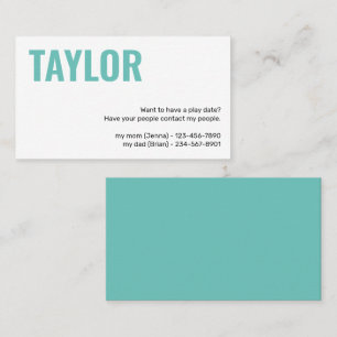 Crianças chamando de cartão para jogar com a garot