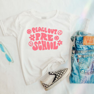 Crianças dão uma camiseta pré-escolar em rosa