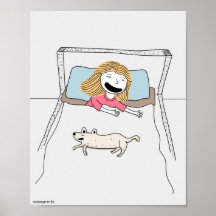 Crianças engraçadas, poster e cão juntos na cama