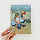 Crianças na praia | Cartão postal Mary Cassatt<br><div class="desc">Crianças na praia (1884) pela artista impressionista americana Mary Cassatt. Arte original é uma pintura a óleo na canvas que mostra um retrato de 2 meninas sentadas na praia. Use as ferramentas de design para adicionar texto personalizado ou personalizar a imagem.</div>