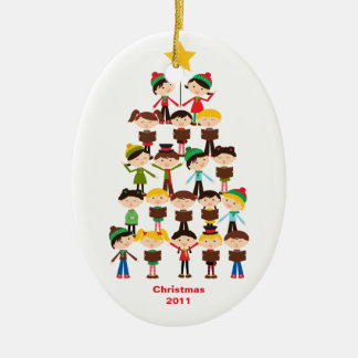 Crianças que cantam enfeites de natal das canções