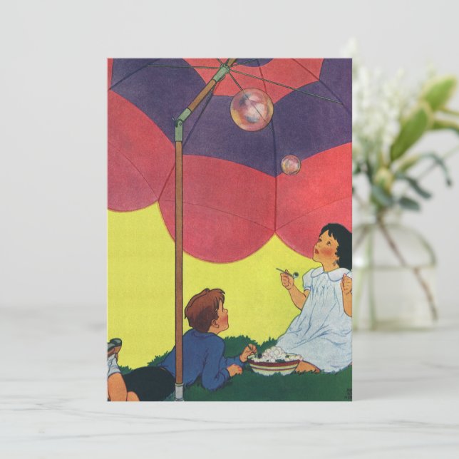 Crianças Vintage soprando bolhas sob um guarda-chu (Em pé/Frente)