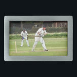CRICKET<br><div class="desc">Um simples design de arte de uma partida de críquete de uma vila de domingo à tarde.</div>
