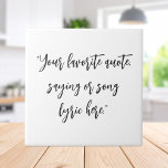 Crie sua própria caligrafia de citação<br><div class="desc">Crie seu próprio azulejo decorativo de aspas personalizadas. Apresenta tipografia de caligrafia minimalista.</div>