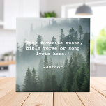 Crie sua própria cotação<br><div class="desc">Crie sua própria citação personalizada do decor de azulejo de cerâmica. Apresenta tipografia minimalista da máquina de escrever e fundo da natureza da floresta.</div>