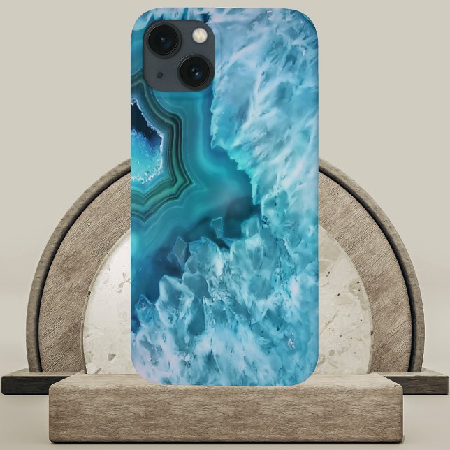 Cristal de Geodo Gemstone de Semi Precioso de Agat (Blue Agate Semi Precious Gemstone Geode 
Slab Phone Case on Marble and Wood Podium)