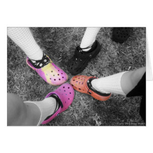 Crocs colorido & cartão macio dos calçados