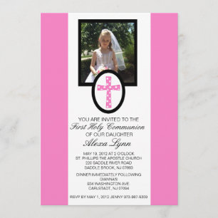 Cruz cor-de-rosa com convite do comunhão da foto