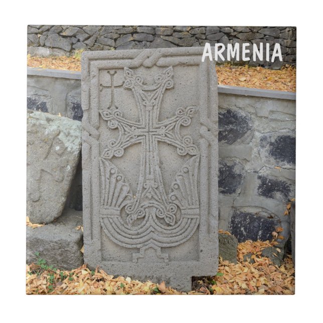 Cruzamentos de pedra antigos (khachkars) na Armêni (Frente)