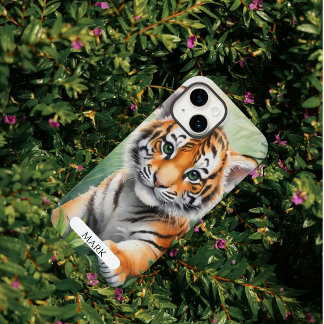 Cubo de tigre na floresta
