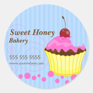 Cupcake bonito com etiquetas da padaria da cereja