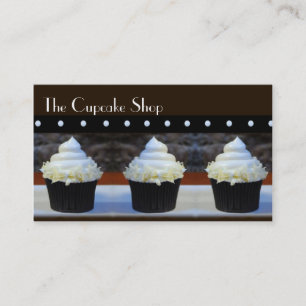 Cupcakes brancos da crosta de gelo em cartões de
