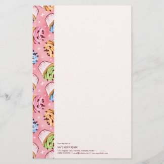 Cupcakes saborosos e artigos de papelaria dos