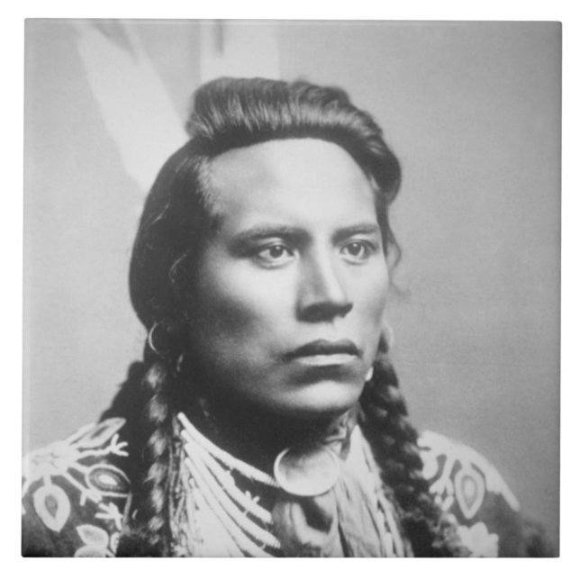 Curley, do tribo do corvo, um dos escuteiros de (Frente)