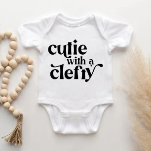 Cutie com uma camisa de camisa-de-bebê elegante