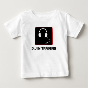 D.J bonito na camisa do treinamento para crianças