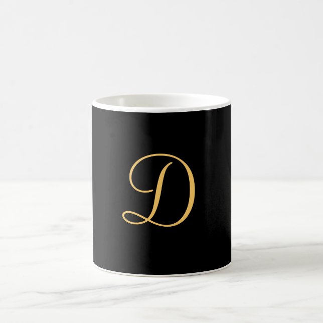 D, monograma dourado em uma caneca de café preta e (Centro)