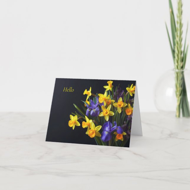 Daffodils e íris num cartão de nota de fundo escur (Frente)