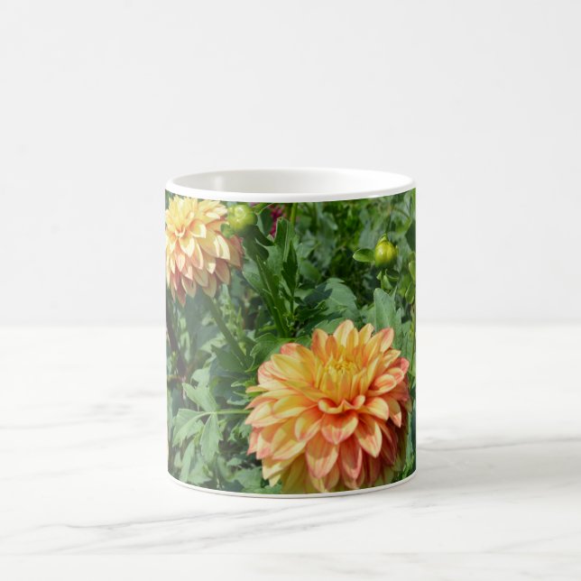 Dahlias amarelas gritam os lados desta caneca (Centro)