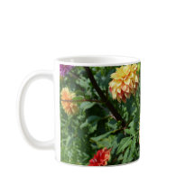 Dahlias amarelas gritam os lados desta caneca