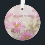 Daisies Rosa Casando Flores de Ornamento Acrílico<br><div class="desc">Perfeito para sua recepção ou decoração de casamento, este elegante ornamento acrílico de casamento apresenta as margaridas cor-de-rosa contra um fundo romântico sem foco. Seu sobrenome está centrado em uma escrita branca, com seus primeiros nomes em verde-oliva posicionados perto do topo. Há um espaço para a sua data de casamento...</div>