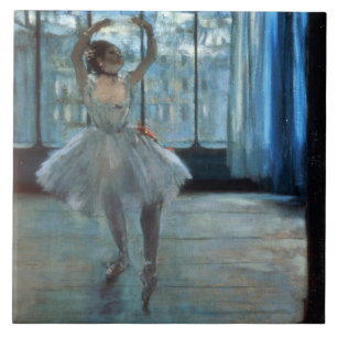 Dançarino de Edgar Degas na frente de uma janel