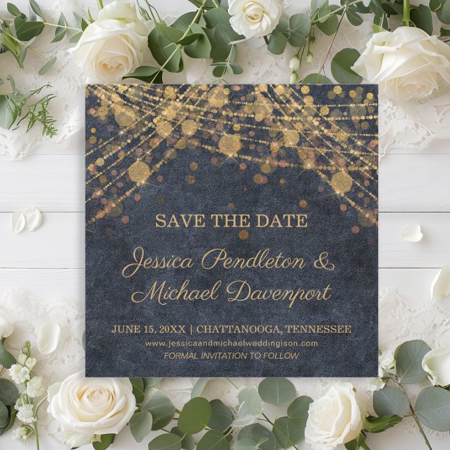 Data de Salvamento das Luzes de Cordas Douradas do (Rustic glam navy blue and gold string lights wedding Save the Date card)