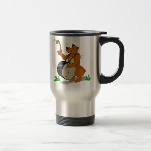 Davul que joga a caneca de viagem do instrumento