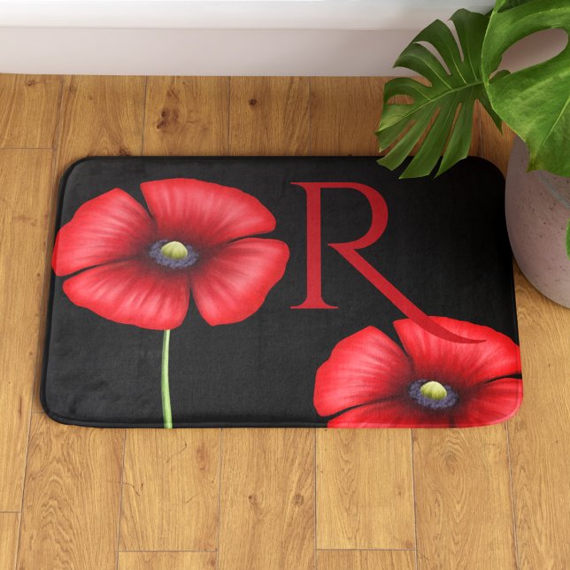 De Banheiro Papagaios vermelhos monogramas tapete preto (Pop your initial on this pretty poppy bath mat and pop it in your bathroom)