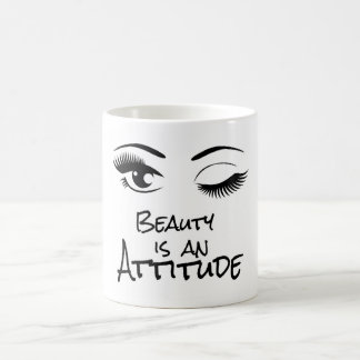 De Café A beleza é uma caneca do bebendo da atitude